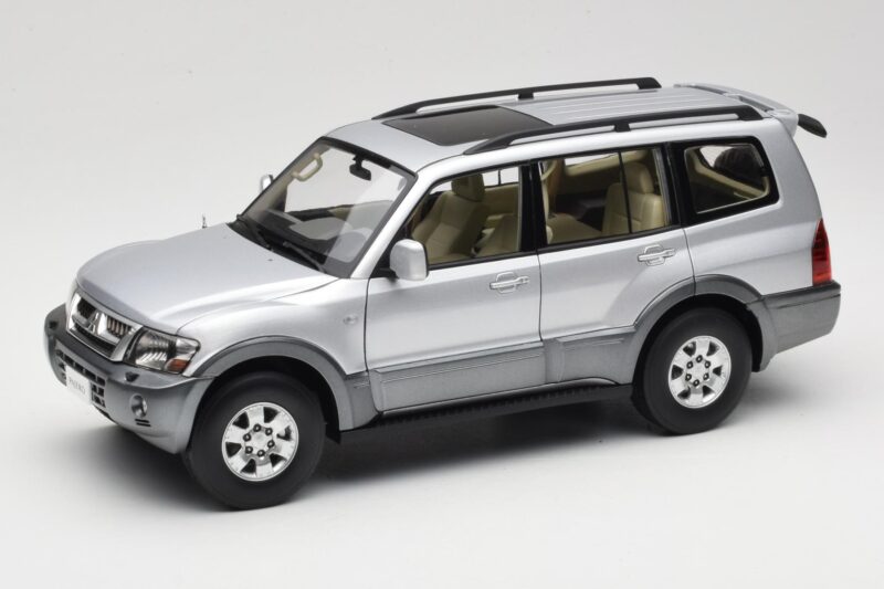 Mitsubishi Pajero V73 Niebieski YC Model 1:18 241218040102010209 Metal