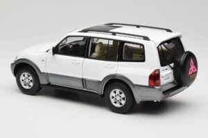 Mitsubishi Pajero V73 Biały YC Model 1:18 241218040103010206 Metal — zdjęcie 7 z 8