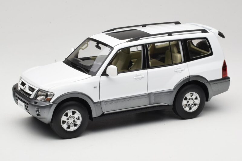 Mitsubishi Pajero V73 Biały YC Model 1:18 241218040103010206 Metal