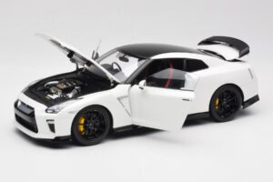 Nissan GT-R R35 Track Edition NISMO Pearl White MotorHelix 1:18 M83518 Metal — zdjęcie 2 z 8