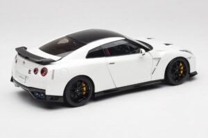 Nissan GT-R R35 Track Edition NISMO Pearl White MotorHelix 1:18 M83518 Metal — zdjęcie 3 z 8