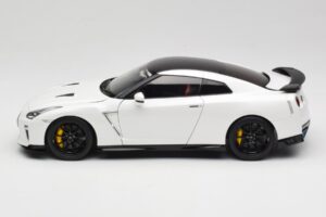 Nissan GT-R R35 Track Edition NISMO Pearl White MotorHelix 1:18 M83518 Metal — zdjęcie 4 z 8