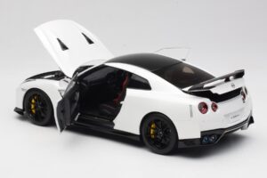 Nissan GT-R R35 Track Edition NISMO Pearl White MotorHelix 1:18 M83518 Metal — zdjęcie 5 z 8