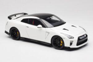 Nissan GT-R R35 Track Edition NISMO Pearl White MotorHelix 1:18 M83518 Metal — zdjęcie 6 z 8