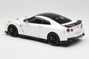Nissan GT-R R35 Track Edition NISMO Pearl White MotorHelix 1:18 M83518 Metal — zdjęcie 7 z 8