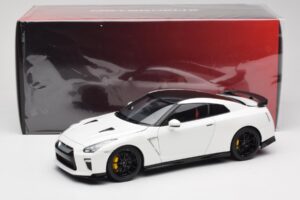 Nissan GT-R R35 Track Edition NISMO Pearl White MotorHelix 1:18 M83518 Metal — zdjęcie 8 z 8