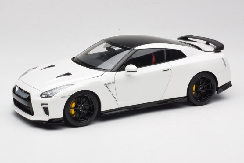 Nissan GT-R R35 Track Edition NISMO Pearl White MotorHelix 1:18 M83518 Metal