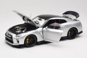 Nissan GT-R R35 Track Edition NISMO T-Spec Ultimate Metal Silver MotorHelix 1:18 M83517 Metal — zdjęcie 2 z 8