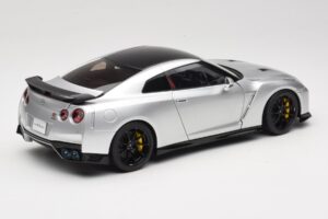 Nissan GT-R R35 Track Edition NISMO T-Spec Ultimate Metal Silver MotorHelix 1:18 M83517 Metal — zdjęcie 3 z 8