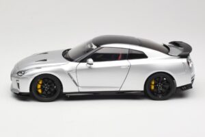 Nissan GT-R R35 Track Edition NISMO T-Spec Ultimate Metal Silver MotorHelix 1:18 M83517 Metal — zdjęcie 4 z 8