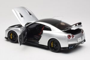 Nissan GT-R R35 Track Edition NISMO T-Spec Ultimate Metal Silver MotorHelix 1:18 M83517 Metal — zdjęcie 5 z 8