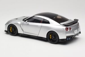 Nissan GT-R R35 Track Edition NISMO T-Spec Ultimate Metal Silver MotorHelix 1:18 M83517 Metal — zdjęcie 7 z 8