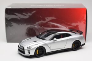 Nissan GT-R R35 Track Edition NISMO T-Spec Ultimate Metal Silver MotorHelix 1:18 M83517 Metal — zdjęcie 8 z 8