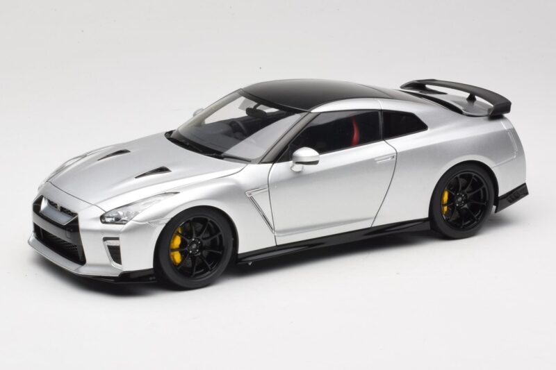 Nissan GT-R R35 Track Edition NISMO T-Spec Ultimate Metal Silver MotorHelix 1:18 M83517 Metal