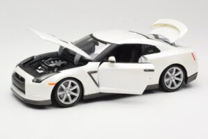 Nissan GT-R R35 Biały Bburago 1:18 18-12079 Metal — zdjęcie 2 z 8
