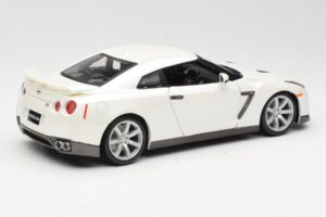Nissan GT-R R35 Biały Bburago 1:18 18-12079 Metal — zdjęcie 3 z 8