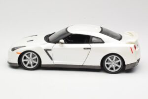 Nissan GT-R R35 Biały Bburago 1:18 18-12079 Metal — zdjęcie 4 z 8