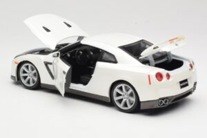 Nissan GT-R R35 Biały Bburago 1:18 18-12079 Metal — zdjęcie 5 z 8