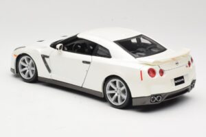 Nissan GT-R R35 Biały Bburago 1:18 18-12079 Metal — zdjęcie 7 z 8