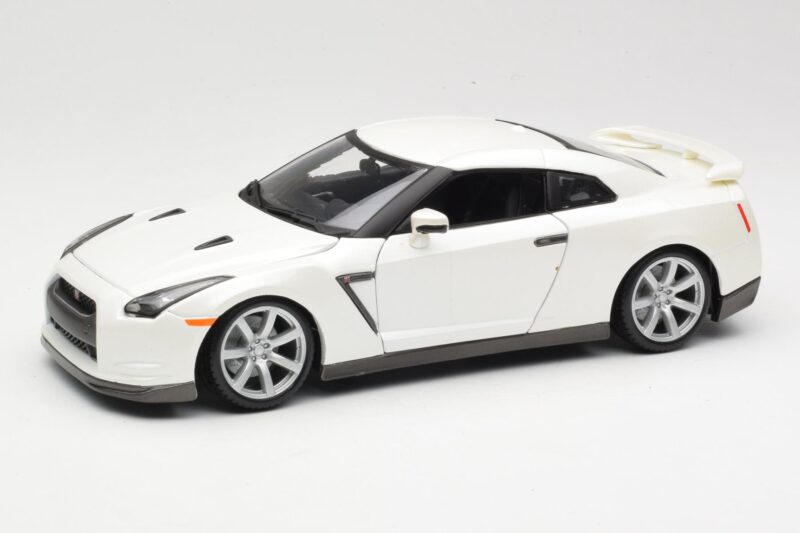Nissan GT-R R35 Biały Bburago 1:18 18-12079 Metal