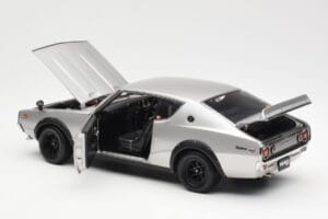 Nissan Skyline 2000 GT-R KPGC110 Srebrny Kyosho 1:18 08255S Metal — zdjęcie 5 z 8