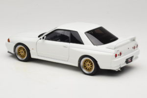 Nissan Skyline GT-R R32 V-Spec II Tuned Crystal White AUTOart 1:18 77416 Metal — zdjęcie 7 z 8