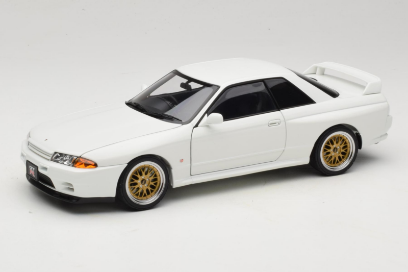 Nissan Skyline GT-R R32 V-Spec II Tuned Crystal White AUTOart 1:18 77416 Metal