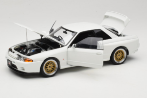 Nissan Skyline GT-R R32 V-Spec II Tuned Crystal White AUTOart 1:18 77416 Metal — zdjęcie 2 z 8