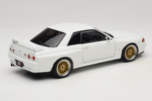 Nissan Skyline GT-R R32 V-Spec II Tuned Crystal White AUTOart 1:18 77416 Metal — zdjęcie 3 z 8