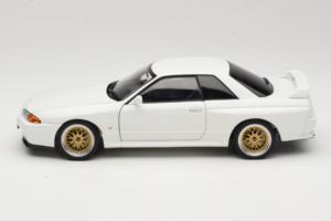 Nissan Skyline GT-R R32 V-Spec II Tuned Crystal White AUTOart 1:18 77416 Metal — zdjęcie 4 z 8
