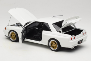 Nissan Skyline GT-R R32 V-Spec II Tuned Crystal White AUTOart 1:18 77416 Metal — zdjęcie 5 z 8
