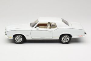 Oldsmobile Cutlass SX Biały ERTL 1:18 33775 Metal — zdjęcie 4 z 8