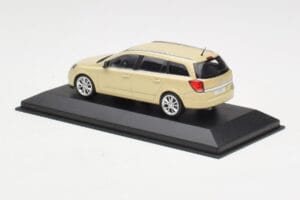 Opel Astra H Kombi Żółty Minichamps 1:43 1799098 Metal — zdjęcie 3 z 4