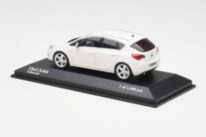 Opel Astra J Biały Minichamps 1:43 400049001 Metal — zdjęcie 3 z 4