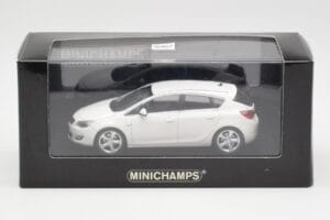 Opel Astra J Biały Minichamps 1:43 400049001 Metal — zdjęcie 4 z 4