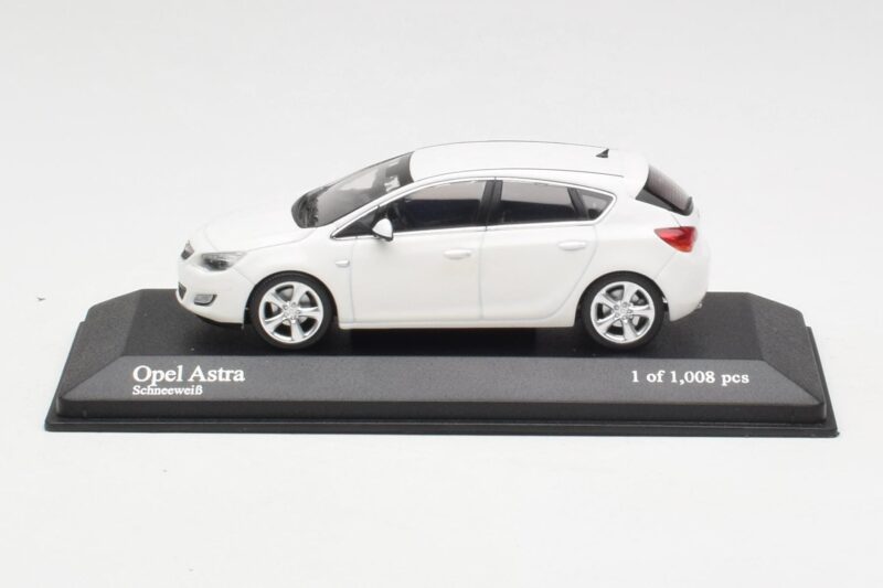 Opel Astra J Biały Minichamps 1:43 400049001 Metal