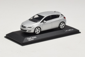 Opel Astra J Srebrny Minichamps 1:43 400049000 Metal — zdjęcie 2 z 4