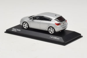 Opel Astra J Srebrny Minichamps 1:43 400049000 Metal — zdjęcie 3 z 4