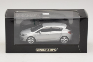 Opel Astra J Srebrny Minichamps 1:43 400049000 Metal — zdjęcie 4 z 4