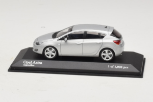 Opel Astra J Srebrny Minichamps 1:43 400049000 Metal