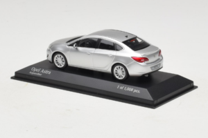 Opel Astra J Srebrny Minichamps 1:43 410042000 Metal — zdjęcie 3 z 5