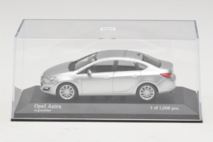 Opel Astra J Srebrny Minichamps 1:43 410042000 Metal — zdjęcie 4 z 5