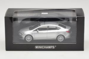 Opel Astra J Srebrny Minichamps 1:43 410042000 Metal — zdjęcie 5 z 5