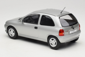Opel Corsa B Grey Metallic MCG 1:18 MCG18515 Metal — zdjęcie 5 z 6