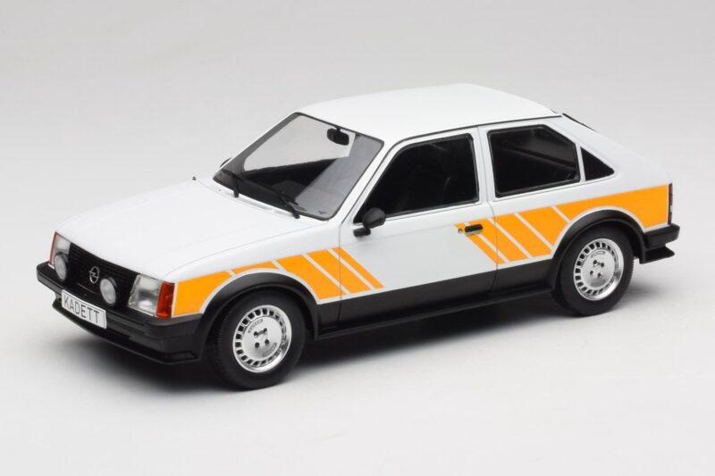Opel Kadett D SR Biały z Żółtym Dekorem MCG 1:18 MCG18534 Metal