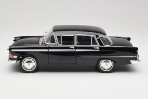 Opel Kapitan P2 Czarny Revell 1:18 08821 Metal — zdjęcie 4 z 8