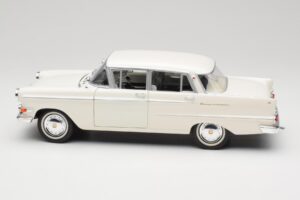 Opel Kapitan P2 Biały Revell 1:18 08821-M1 Metal — zdjęcie 4 z 8