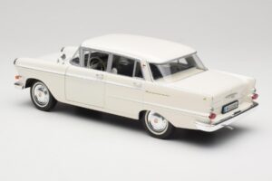 Opel Kapitan P2 Biały Revell 1:18 08821-M1 Metal — zdjęcie 7 z 8