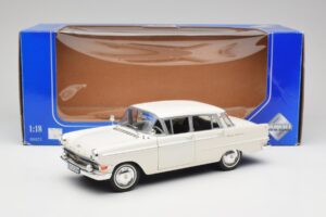 Opel Kapitan P2 Biały Revell 1:18 08821-M1 Metal — zdjęcie 8 z 8