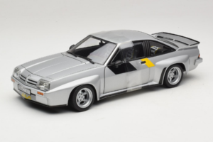 Opel Manta 400 Homologation Srebrny Revell 1:18 08491 Metal